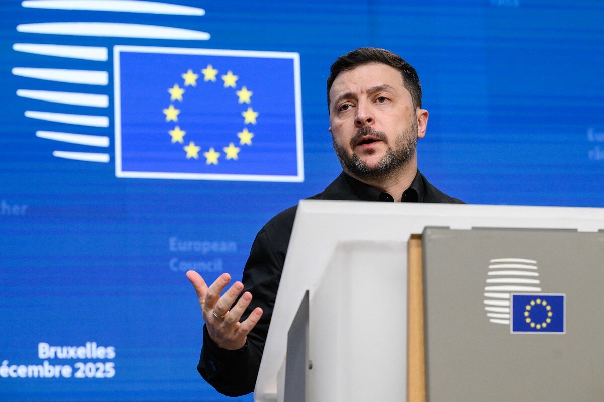 Президент України Володимир Зеленський виступає під час прес-конференції в рамках засідання Європейської Ради в Брюсселі 18 грудня 2025 року.