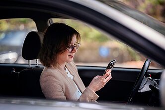 Vairuotoja su telefonu