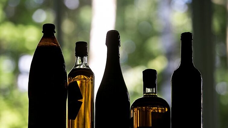 Demaskuota Vilniaus ir Kauno gyventojams nelegaliai alkoholį naktimis tiekusi grupė