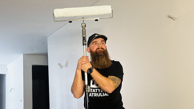 Sienas dengsite plytelėmis? Ekspertas įspėja: jei pagailėsite pinigų klijams, greit atšoks