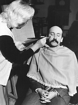 Grimuojamas aktorius Vytautas Grigolis. 1984 m. 