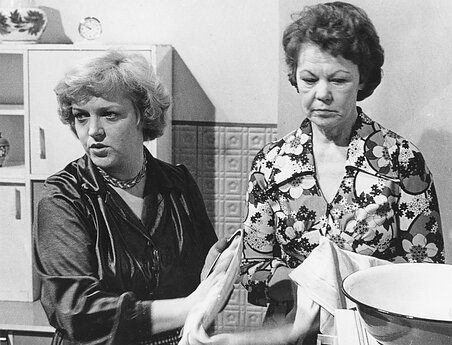 Regina Janina Kazlauskaitė (kairėje) ir Gerasimavičiūtė. 1984 m. 