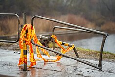 Panevėžyje į Nevėžio upę nuskriejo automobilis Panevėžyje į Nevėžio upę nuskriejo automobilis
