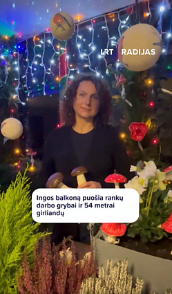 Ingos balkoną puošia rankų darbo grybai ir 54 metrai girliandų