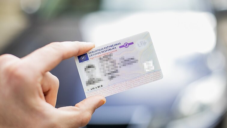 Dažnėja pasiūlymų vairuotojo pažymėjimą tiesiog įsigyti: perspėja, kad gresia atsakomybė