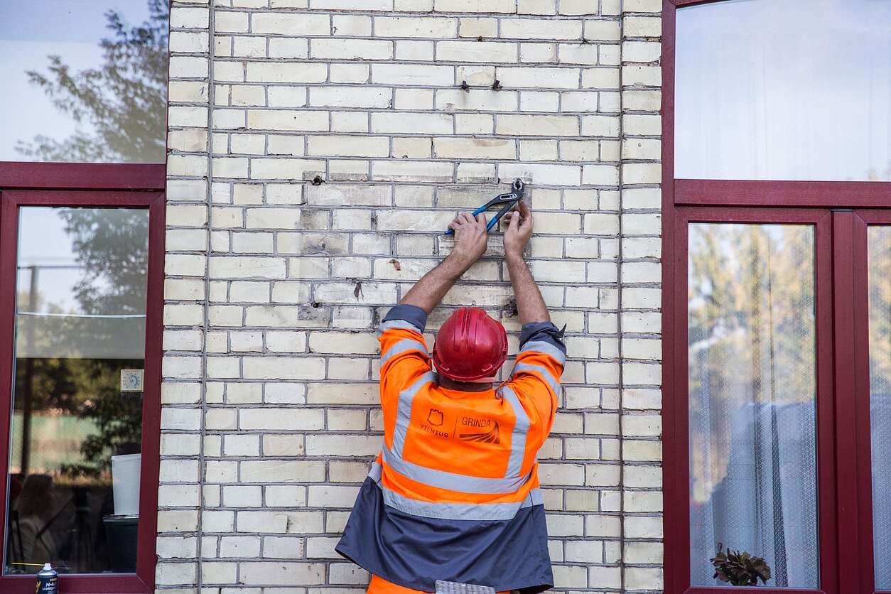 Darbuotojas nuima atiminimo lentą