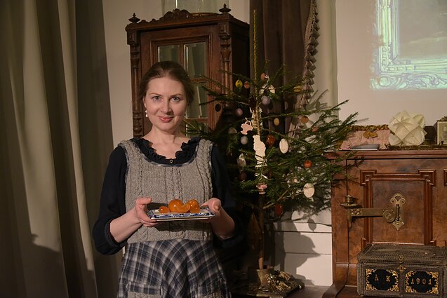 Rūta Krasnovaitė su mandarinų cukatomis prie cukriniais ornamentais papuoštos eglutės Rūta Krasnovaitė su mandarinų cukatomis prie cukriniais ornamentais papuoštos eglutės