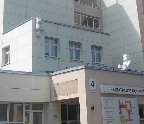 Su išdykėliais ant Vaikų ligoninės Santariškėse Su išdykėliais ant Vaikų ligoninės Santariškėse