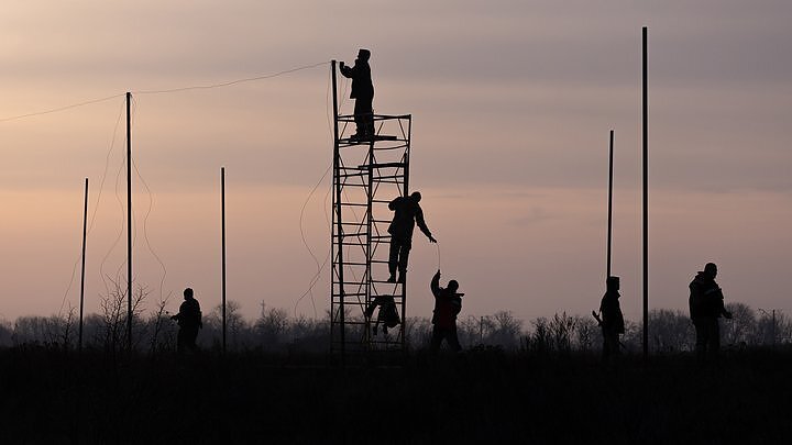 Військові інженери розтягують сітки над однією з доріг у Донецькій області. Через велику кількість дронів і робототехнічних систем на лінії фронту зона, небезпечна для людей, значно розширилася. Військові інженери розтягують сітки над однією з доріг у Донецькій області. Через велику кількість дронів і робототехнічних систем на лінії фронту зона, небезпечна для людей, значно розширилася.