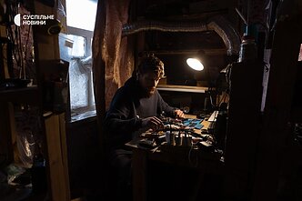 У своїй майстерні «модератор» розбирає один з найефективніших російських волоконно-оптичних дронів — «Принц Вандал Новгородський». У своїй майстерні «модератор» розбирає один з найефективніших російських волоконно-оптичних дронів — «Принц Вандал Новгородський».