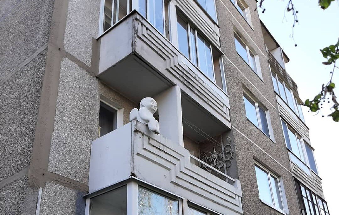 Šis angeliukas ant senos statybos daugiabučio Dmitrijui pasirodė vienas įsimintinesnių. Šis angeliukas ant senos statybos daugiabučio Dmitrijui pasirodė vienas įsimintinesnių.