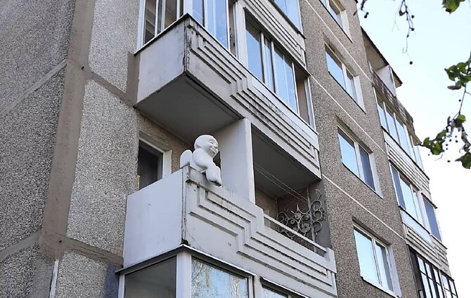 Šis angeliukas ant senos statybos daugiabučio Dmitrijui pasirodė vienas įsimintinesnių. Šis angeliukas ant senos statybos daugiabučio Dmitrijui pasirodė vienas įsimintinesnių.
