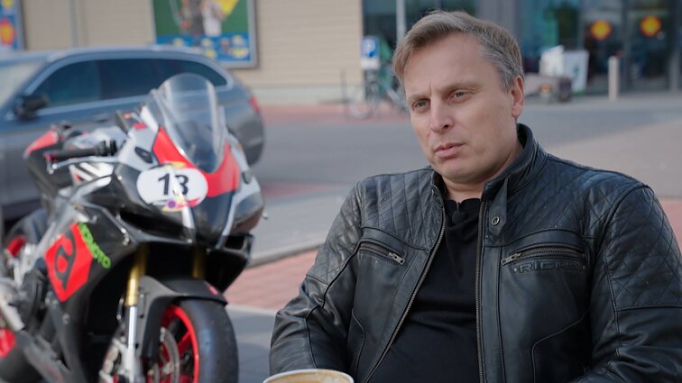 Motociklų lenktynių čempionas Renatas: atsipalaiduoju skriedamas 300 km/h greičiu