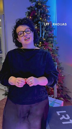 Laidų vedėja Viktorija Urbonaitė sveikina švenčių proga
