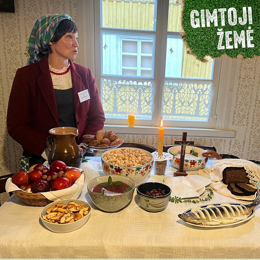K.Toleikeinės, Tradicinį Kūčių stalą Lietuvos etnografiniame muziejuje padengusi R.Žumbakienė.