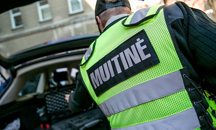 Nuo drabužių iki saldainių – muitininkai šiemet sunaikino tūkstančius padirbtų prekių