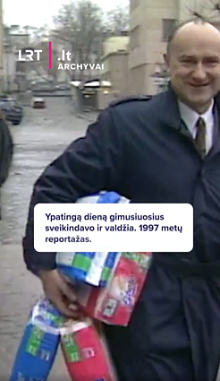 Ypatingą dieną gimusiuosius sveikindavo ir valdžia. 1997 metų reportažas