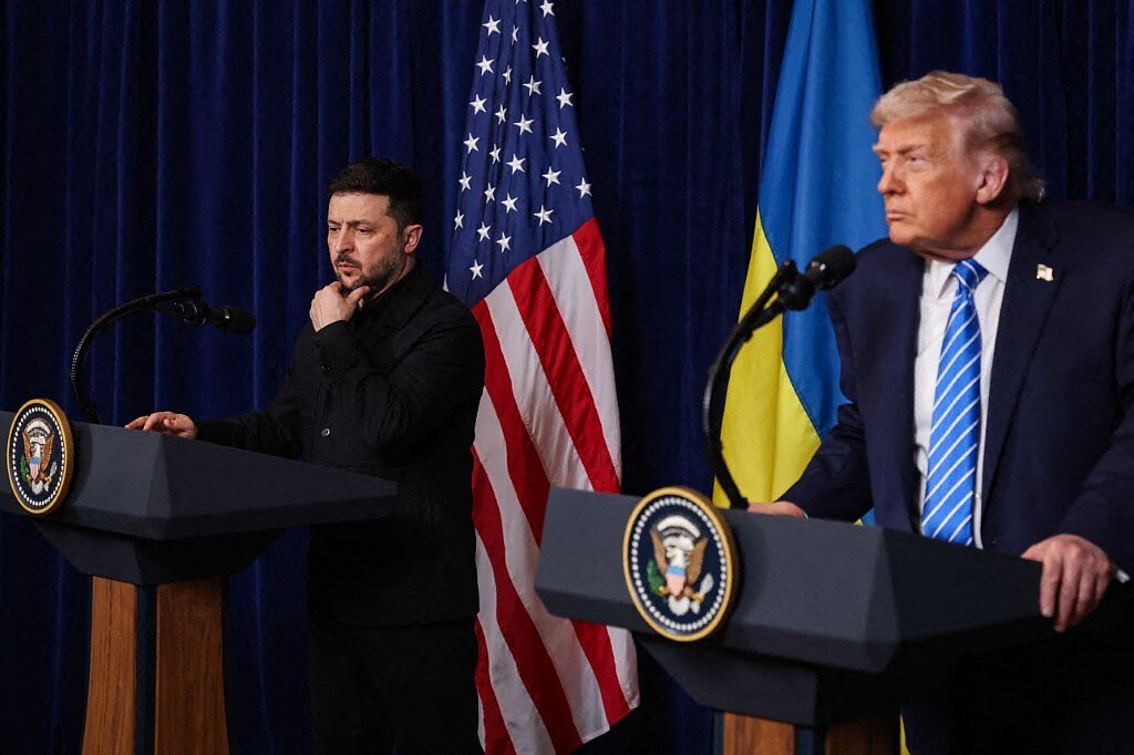 Президент України Володимир Зеленський слухає виступ президента США Дональда Трампа під час прес-конференції за підсумками їхньої зустрічі в клубі Трампа Mar-a-Lago 28 грудня 2025 року в Палм-Біч, штат Флорида Президент України Володимир Зеленський слухає виступ президента США Дональда Трампа під час прес-конференції за підсумками їхньої зустрічі в клубі Трампа Mar-a-Lago 28 грудня 2025 року в Палм-Біч, штат Флорида