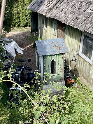 Koplytėlė privataus namo kieme