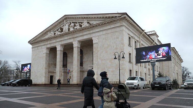 Rusijos okupuotame Mariupolyje atstatytas teatras, Kyjivas: „Tai įrodymų naikinimas“