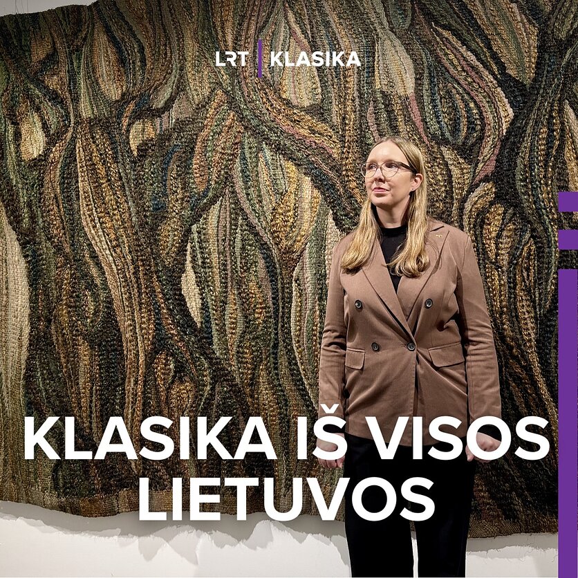 Tomo Mizgirdo nuotrauka., Mažeikių muziejaus muziejininkė Lilija Petraitienė prie Bronės Valantinaitės-Jokūbonienės gobeleno parodoje „Metraštis"