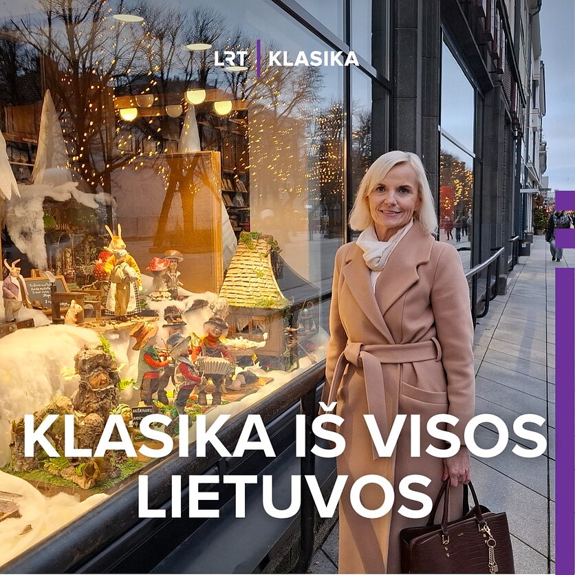 Skirmantės Javaitytės nuotrauka., „Pasakonių" klubo narė lėlininkė Dalia Krasauskienė Kauno centrinio knygyno vitrinose greta kitų personažų įkurdino savo Zuikių šeimyną,