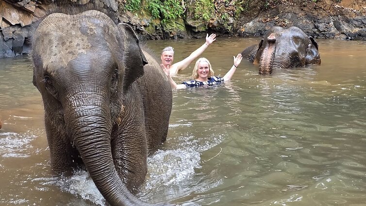 Su besirūpinamais drambliais Kambodžoje maudęsi Sutkai: gyvenime taip nutinka vieną kartą