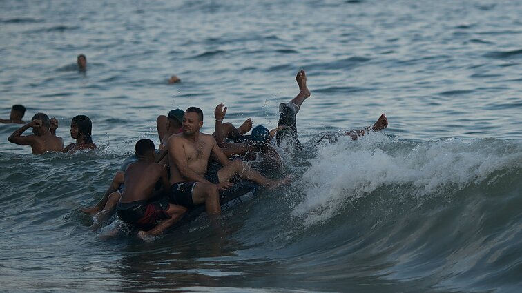 Pustrečio mln. minia paplūdimyje ir sausakimšos aikštės: kaip Naujuosius švenčia svetur?