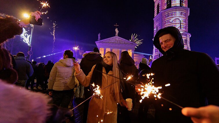 Vieni keliavo, kiti tuokėsi, pasisėmė naujų patirčių: kaip Naujuosius sutiko vilniečiai?