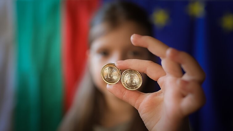 Bulgarijai įsivedus eurą, ekonomistas pastebi: rizika kyla gaunantiems mažas pajamas