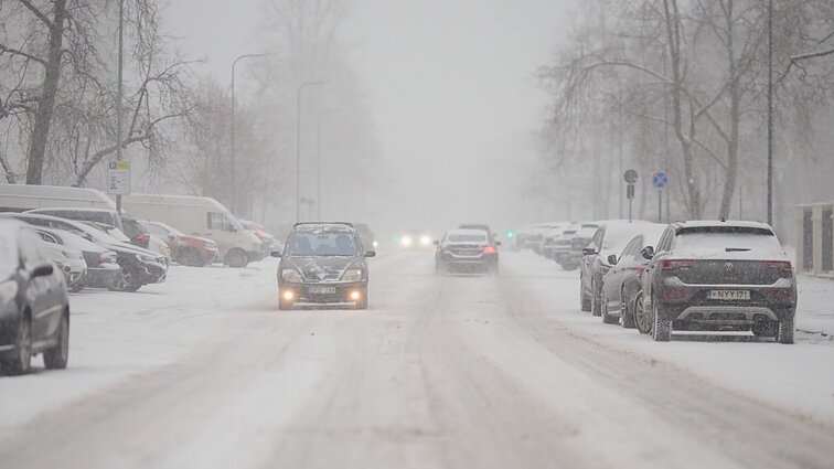 Eismo sąlygos šaly išlieka sudėtingos: vairuotojai raginami išlikti budrūs ir atsargūs