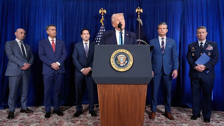 „Mes viskam vadovaujame“: atsakęs, kad valdo Venesuelą, Trumpas žvelgia į Kolumbiją