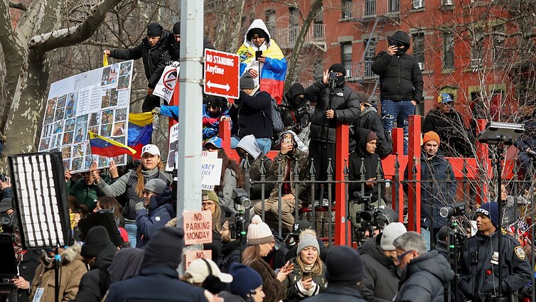 Prie teismo, kur atvestas Maduro, susirinkę protestuotojai pasidalijo į skirtingas puses