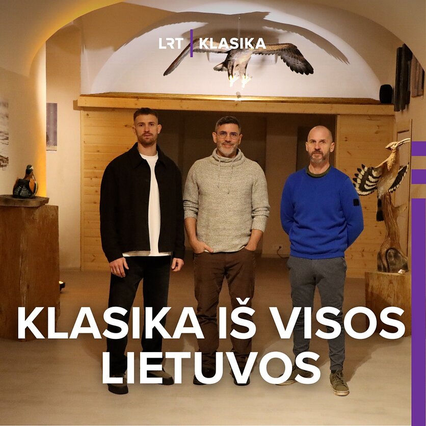 Andriaus Baranovo nuotrauka., Gamtos fotografas Marius Čepulis, „Medinės skulptūros galerijos" vadovas Deividas Tarulis  ir medžio drožėjas Valerijus Kunigelis.