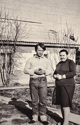 1984 m. gegužės 29 d. prie Juliaus Sasnausko namo tremtyje Parabelyje, Tomsko srityje. J. Sasnauskas ir sesuo Edita Regina Teresiutė 1984 m. gegužės 29 d. prie Juliaus Sasnausko namo tremtyje Parabelyje, Tomsko srityje. J. Sasnauskas ir sesuo Edita Regina Teresiutė