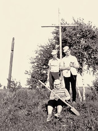 Kryžius Piliūnų (Piliunsy) kapeliuose, Gardino sritis, Baltarusija. Nuotraukoje iš kairės: A. Juška, A. Vainoras ir sesuo Edita Regina Teresiutė Kryžius Piliūnų (Piliunsy) kapeliuose, Gardino sritis, Baltarusija. Nuotraukoje iš kairės: A. Juška, A. Vainoras ir sesuo Edita Regina Teresiutė