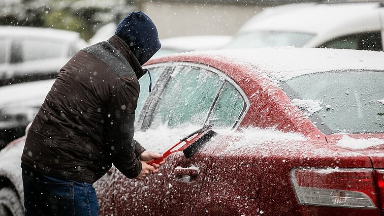 Žiema kausto ir automobilius: kuo pasirūpinti, kad kelionė vairuotojui būtų sklandi?