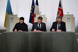 Volodymyras Zelenskis, Emmanuelis Macronas ir Keiras Starmeris derybose Paryžiuje Volodymyras Zelenskis, Emmanuelis Macronas ir Keiras Starmeris derybose Paryžiuje