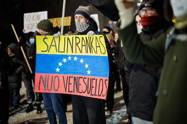 About 50 people protested outside the US Embassy in Vilnius on Wednesday evening to condemn Washington’s actions in Venezuela About 50 people protested outside the US Embassy in Vilnius on Wednesday evening to condemn Washington’s actions in Venezuela