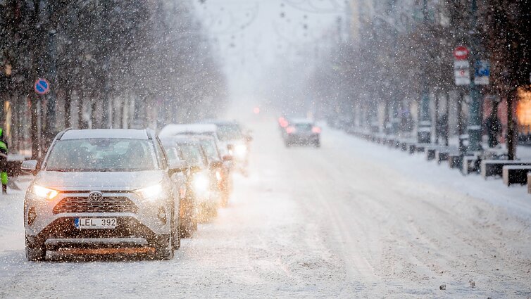 Žiema užgulė Vilnių: fiksuoti apie 68 eismo įvykiai, kai kurių gatvių patariama vengti