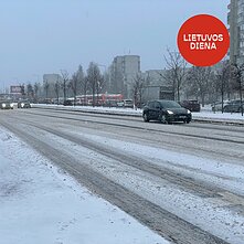 Dėl sniego vairuotojams tenka atsisakyti įprasto važiavimo greičio