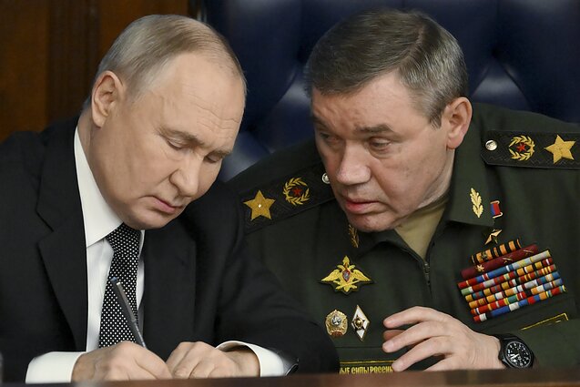 Vladimiras Putinas ir Valerijus Gerasimovas Vladimiras Putinas ir Valerijus Gerasimovas
