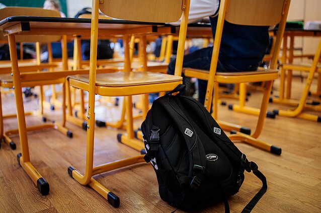 „Matom gyvesnį bendravimą tarp vaikų“: dalis mokyklų riboja mobiliųjų naudojimą