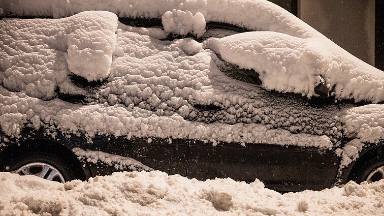 Vilnių paralyžiavo gausus sniegas: mieste – per 70 avarijų, autobusai vėlavo 2 valandas