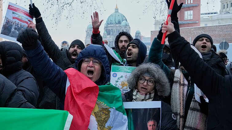 Aptarė įsisiūbuojančius protestus Irane: jėgos struktūros išliks ištikimos režimui