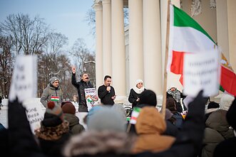 Demonstruotojai Katedros aikštėje palaiko masinius Irano protestus prieš Islamo respublikos vyriausybę. Demonstruotojai Katedros aikštėje palaiko masinius Irano protestus prieš Islamo respublikos vyriausybę.