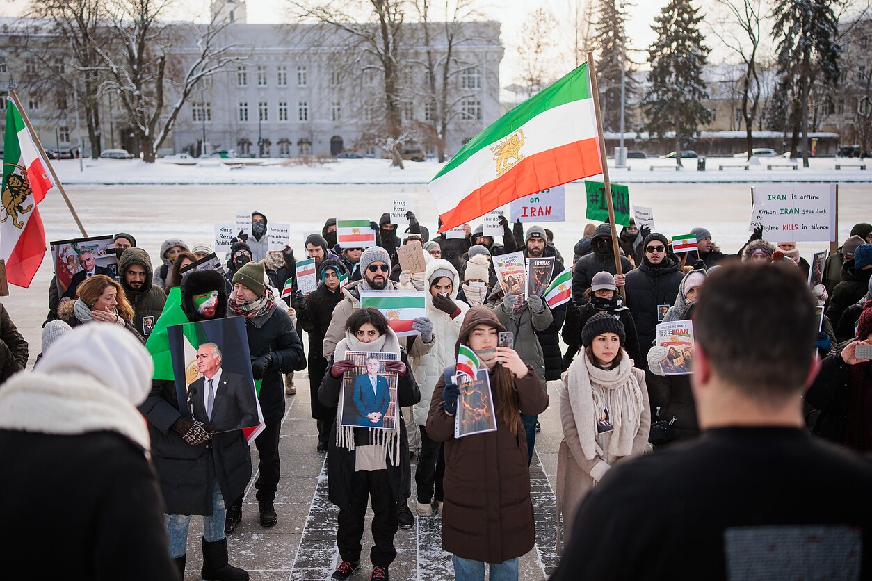 Demonstruotojai Katedros aikštėje palaiko masinius Irano protestus prieš Islamo respublikos vyriausybę. Demonstruotojai Katedros aikštėje palaiko masinius Irano protestus prieš Islamo respublikos vyriausybę.