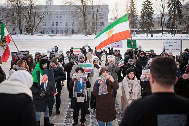 Demonstruotojai Katedros aikštėje palaiko masinius Irano protestus prieš Islamo respublikos vyriausybę. Demonstruotojai Katedros aikštėje palaiko masinius Irano protestus prieš Islamo respublikos vyriausybę.