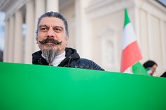 Demonstruotojai Katedros aikštėje palaiko masinius Irano protestus prieš Islamo respublikos vyriausybę. Demonstruotojai Katedros aikštėje palaiko masinius Irano protestus prieš Islamo respublikos vyriausybę.
