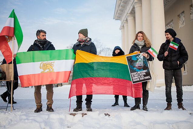 Demonstruotojai Katedros aikštėje palaiko masinius Irano protestus prieš Islamo respublikos vyriausybę. Demonstruotojai Katedros aikštėje palaiko masinius Irano protestus prieš Islamo respublikos vyriausybę.